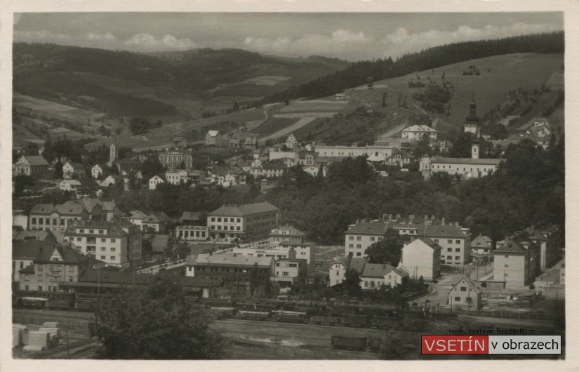 Pohled na vlakové nádraží, Dolní a Horní město z Bečevné