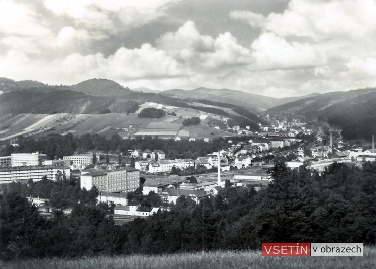 Nemocnice, v pozadí průmyslovka