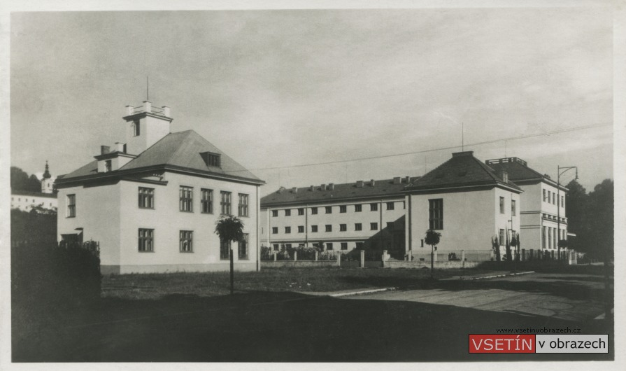 Gymnasium a hasičský dům