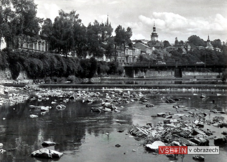 Nábřeží, v pozadí zámek