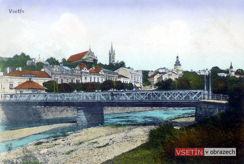 Pohled na Horní město přes železný most