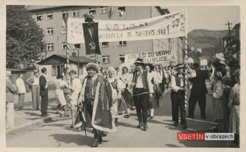 Průvod k oslavě osvobození Vsetína na Tyršově ulici (13. května 1945)