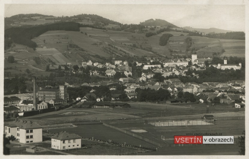 Pohled ze Žambošky na průmyslovou zónu na Trávníkách a Horní město