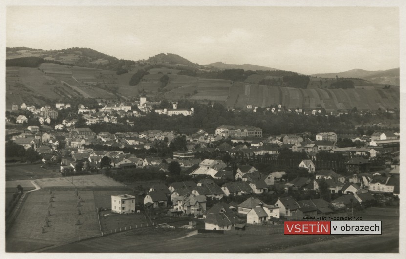 Pohled ze Žambošky na zadní část Rybníků a na Horní město