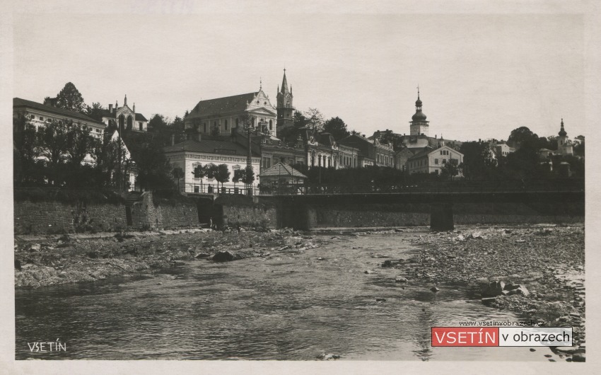 Pohled na Horní město (tzv. Vsacké Hradčany) od Bečvy