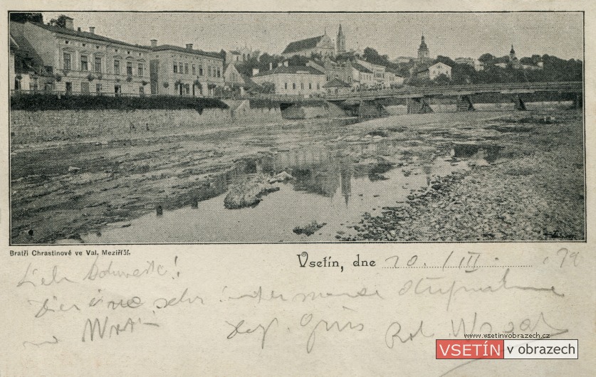 Pohled na Horní město, v popředí dřevěný most