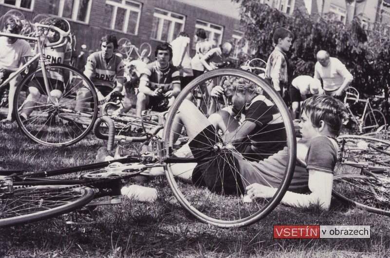 Cyklistické závody: start na Horním městě u okresního soudu