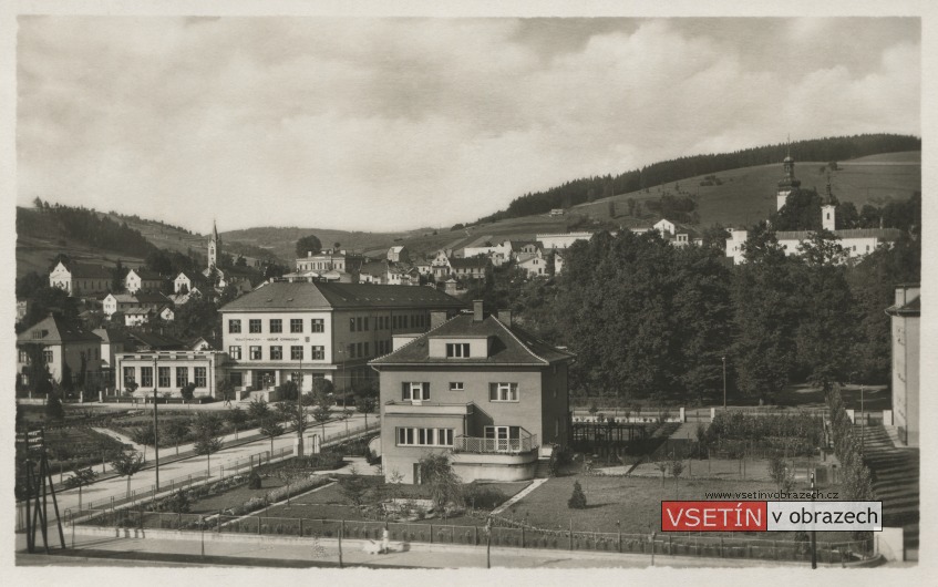 Reálné gymnásium a vila ředitele Zbrojovky, tzv. růžová vila