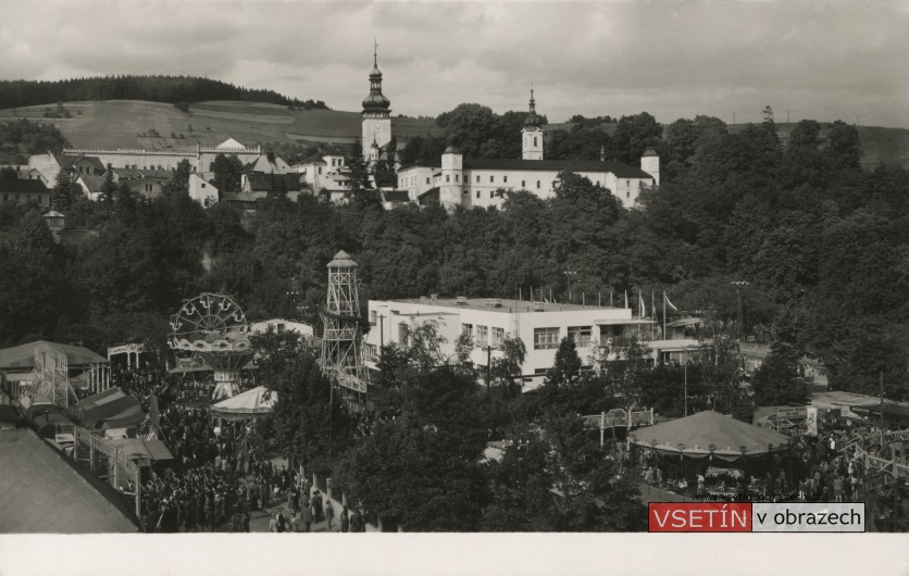 Pouťové atrakce na Havlíčkově ulici při výstavě Valašsko v práci