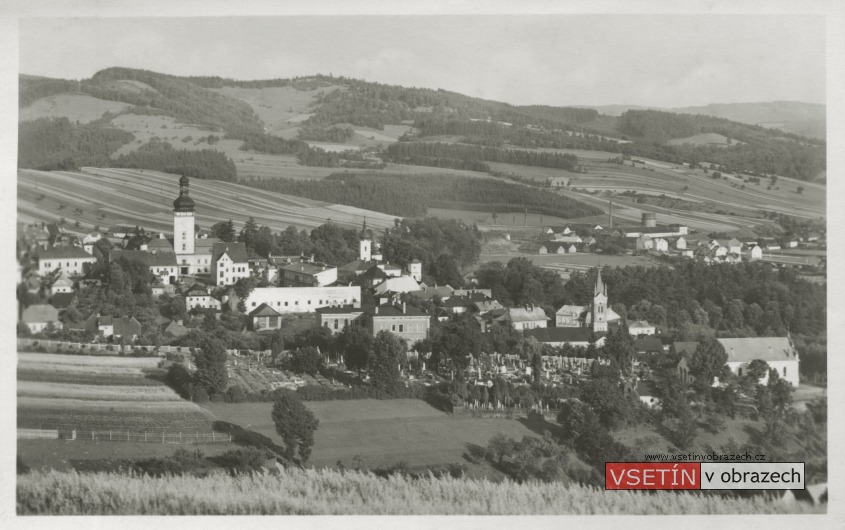 Pohled z Hrbové, přes hřbitov, na Horní město