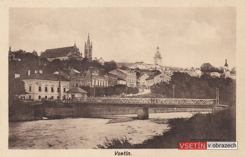 Pohled od Bečvy na železný most a Horní město