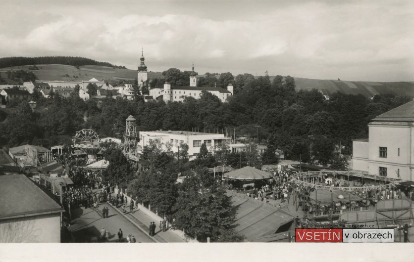 Pouťové atrakce při výstavě Valašsko v práci na Havlíčkově ulici