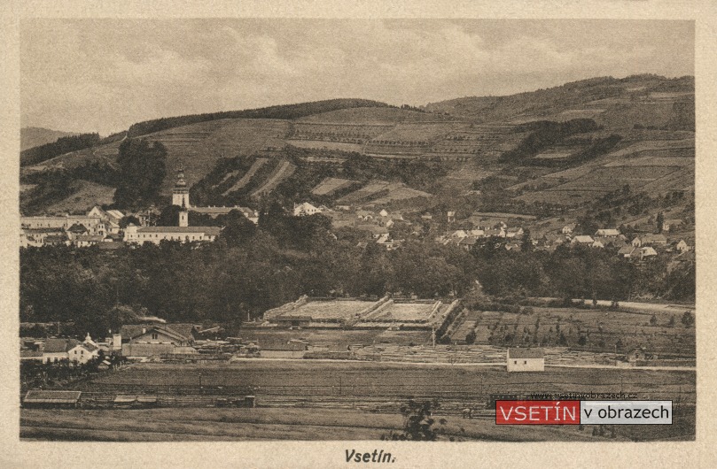 Pohled z Bečevné na Horní město, vlakové nádraží a skladiště dříví v Panské zahradě