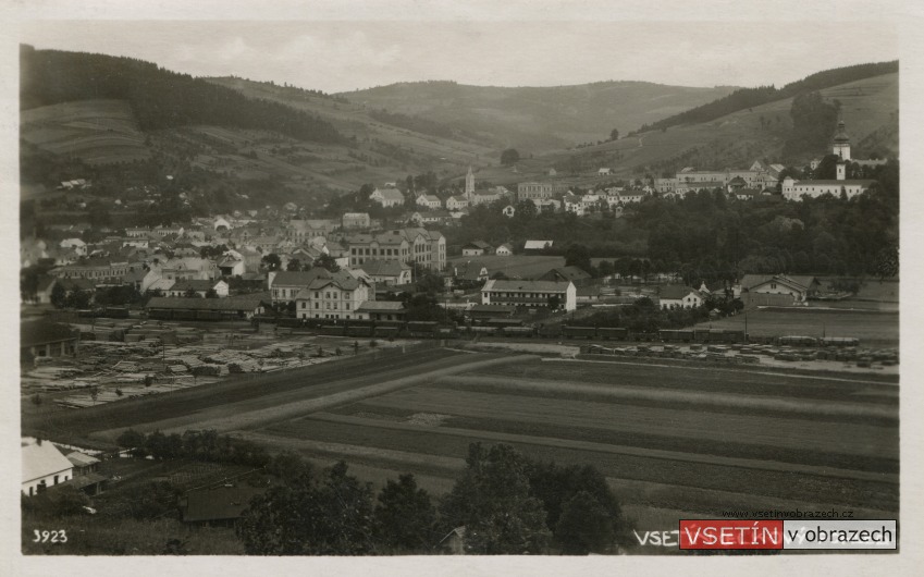 Pohled z Bečevné na pilu, vlakové nádraží a město