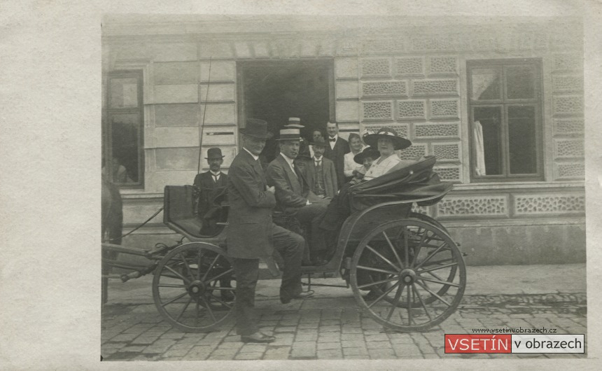 Herečka Liběna Odstrčilová (v kočáře), před Pančavou