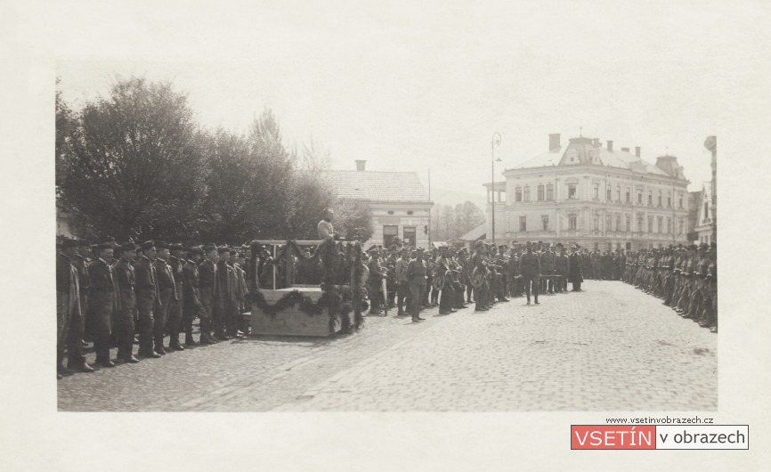 Vojenská přehlídka po 1. světové válce na Dolním náměstí