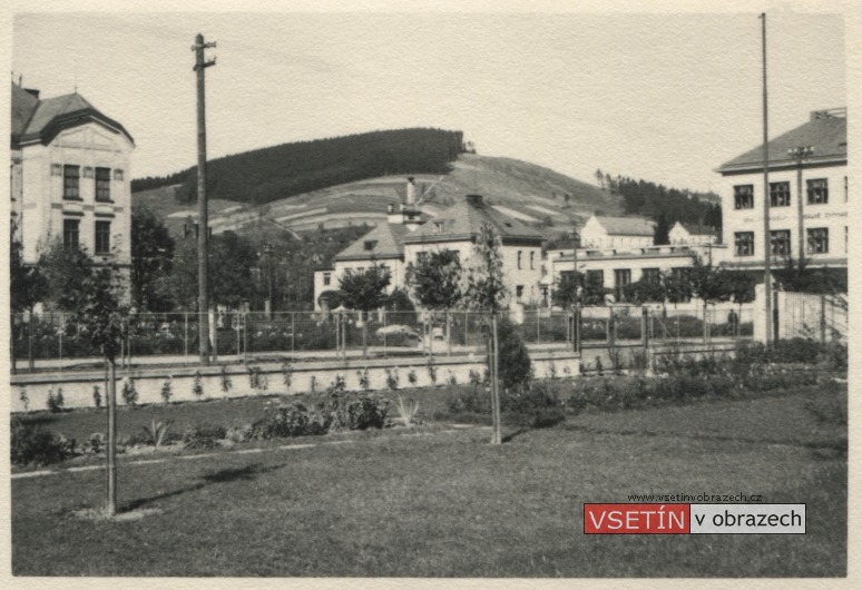Pohled ze zahrady růžové vily na Dolní školu a reálné gymnázium