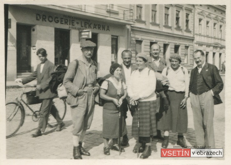 Členové KČST Vsetín na Dolním náměstí (třetí zprava K. Puszkailer)