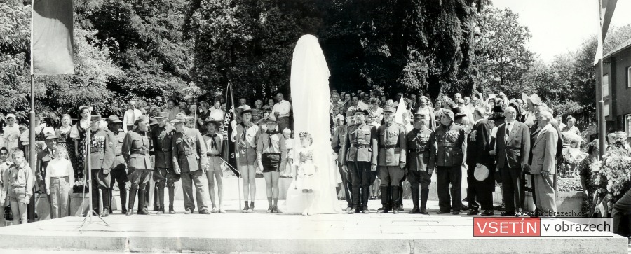 Znovuodhalení Masarykova pomníku před Horní školou (7. července)