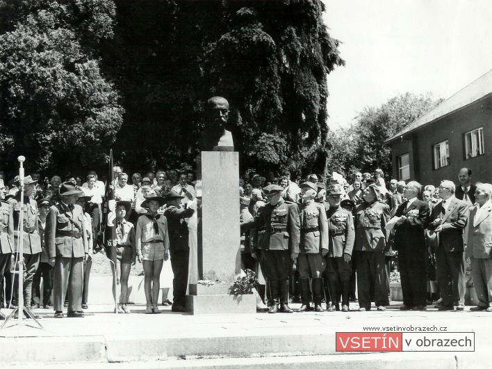 Čestná stráž legionářů při znovuodhalení Masarykova pomníku