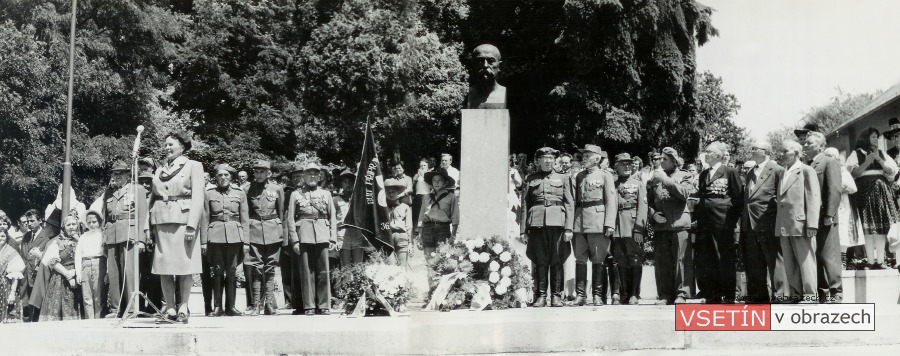 Proslov ke znovuobnovení pomníku Masaryka, hovoří p. Bártková