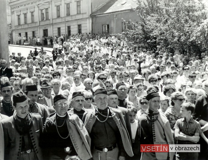 Přihlížející dav lidí při odhalování (v popředí Sokolové)