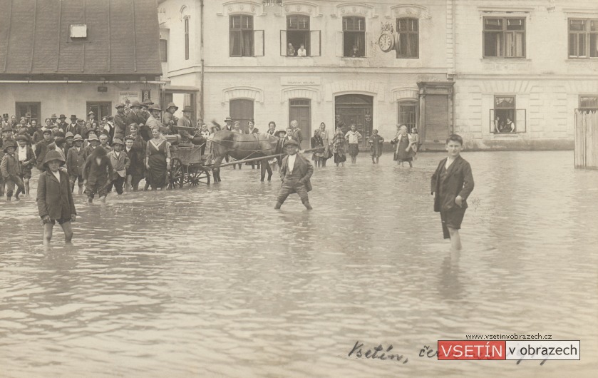 Dolní náměstí při povodni v červenci 1919