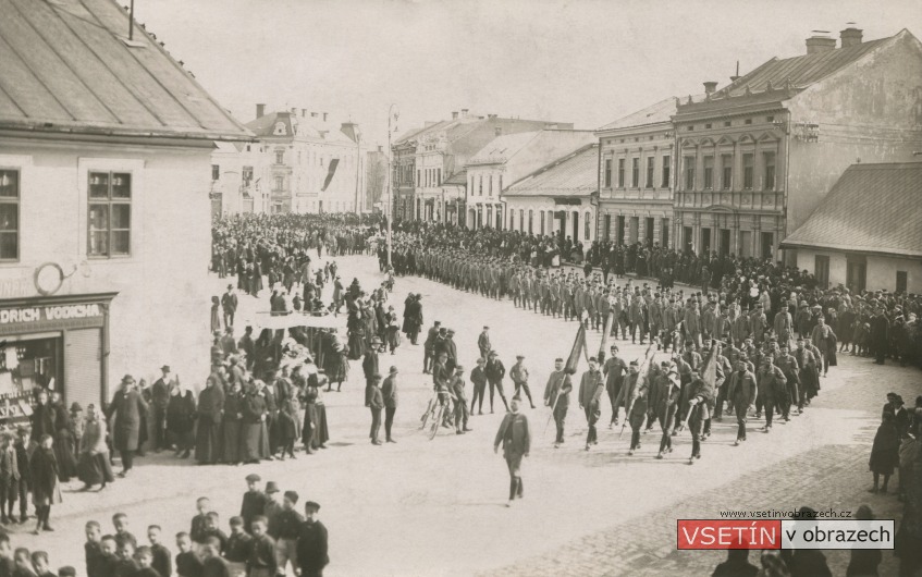 Pohřeb stavitele Urbánka, smuteční průvod na Dolním náměstí