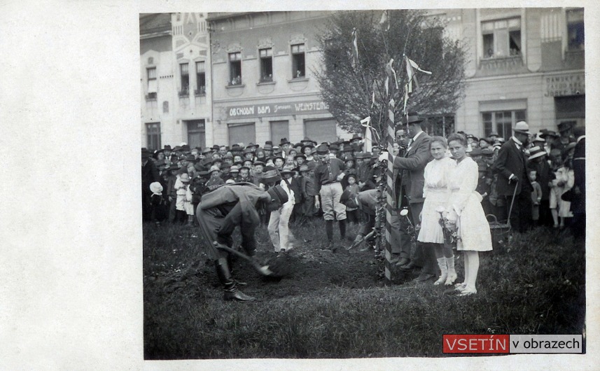 Slavnost Sázení lípy Svobody na Dolním náměstí (25.5.1919)