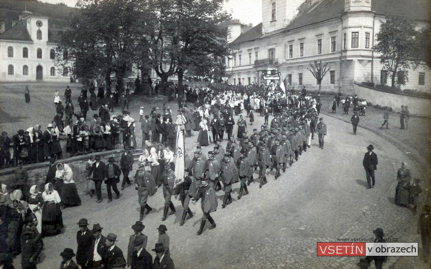 Průvod účastníků slavnosti Sázení lípy Svobody (25. května 1919)
