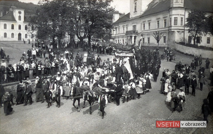 Průvod účastníků slavnosti Sázení lípy Svobody před zámkem (25. května 1919)