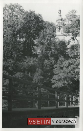 Lávka přes Bečvu v Panské zahradě, v pozadí katolický kostel