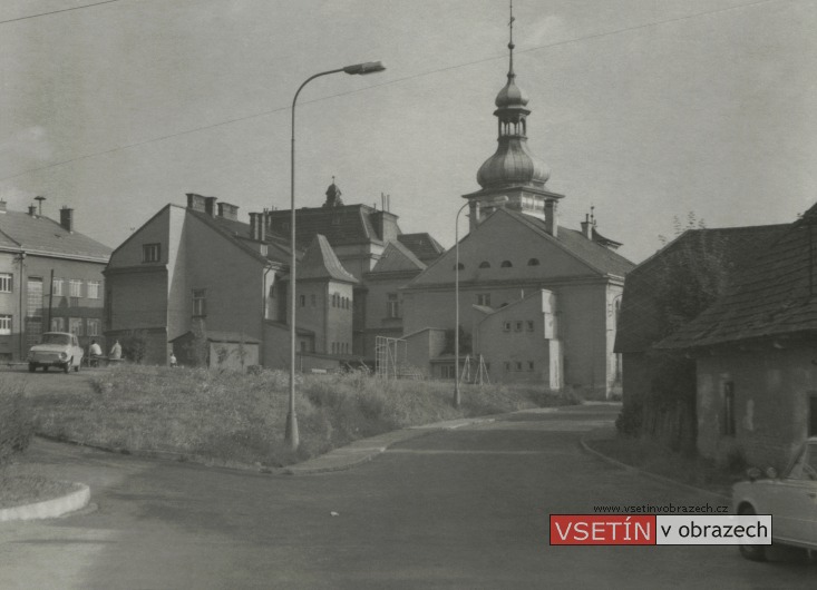 Ulice Jabloňová za Starou a Novou radnicí