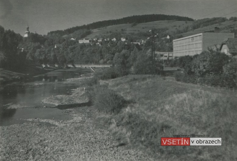 Střední průmyslová škola strojnická a lávka přes řeku Bečvu