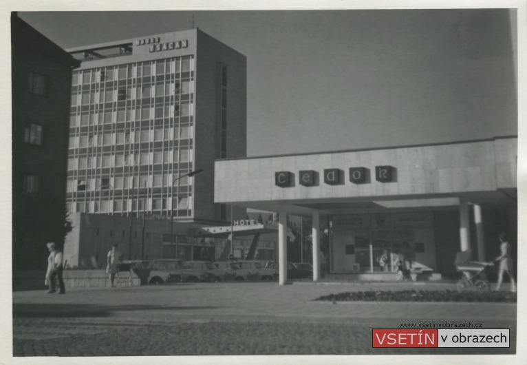 Hotel Vsacan a cestovní kancelář Čedok na Smetanově ulici
