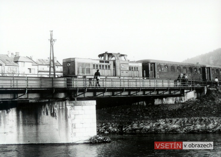 Vlak T444 z Jasenic do Vsetína na mostě přes Bečvu
