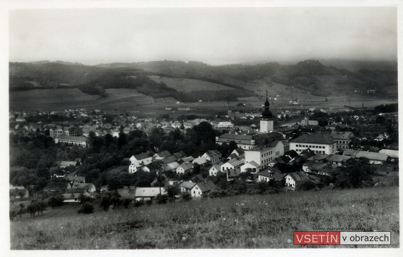 Pohled od východu na starou zástavbu kolem zámku