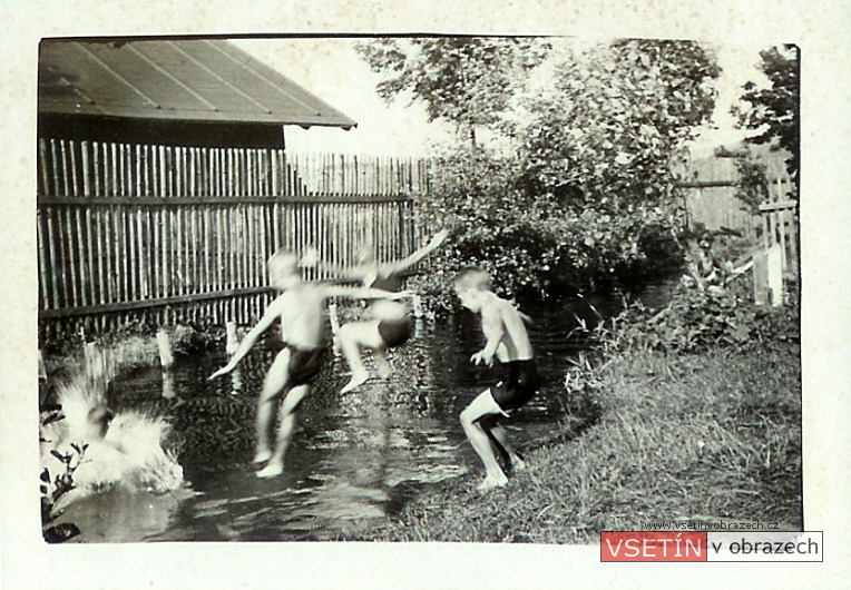 Přírodní koupaliště Na Valše u potoka Náhon