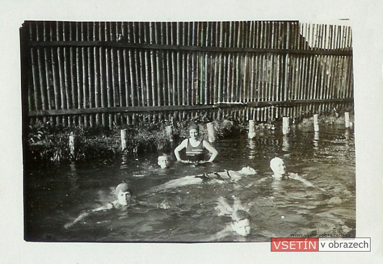 Přírodní koupaliště Na Valše u potoka Náhon