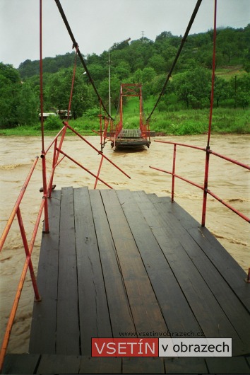 Povodně ve Vsetíně - poničená pěší lávka v Lázkách