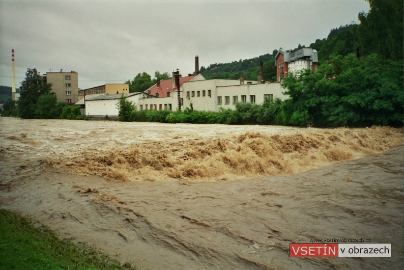 Povodně ve Vsetíně - pohled na Bečvu od městských lázní