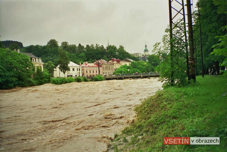 Povodně ve Vsetíně - pohled na most přes Bečvu a na Horní město