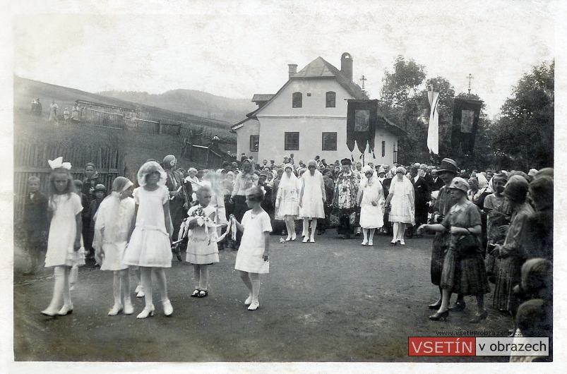 Rudolf Cól při primicích před svým domem na Sychrově