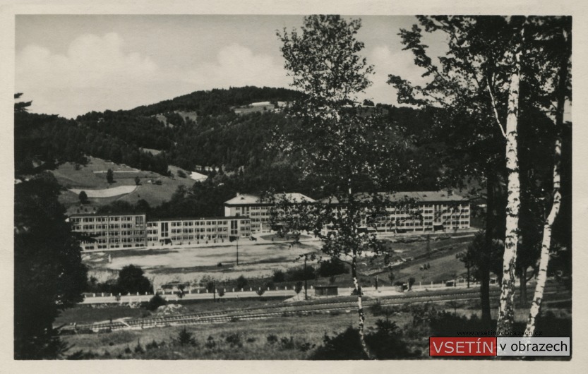 Obchodní akademie a internáty v Jasenicích (v popředí železniční vlečka do Zbrojovky)