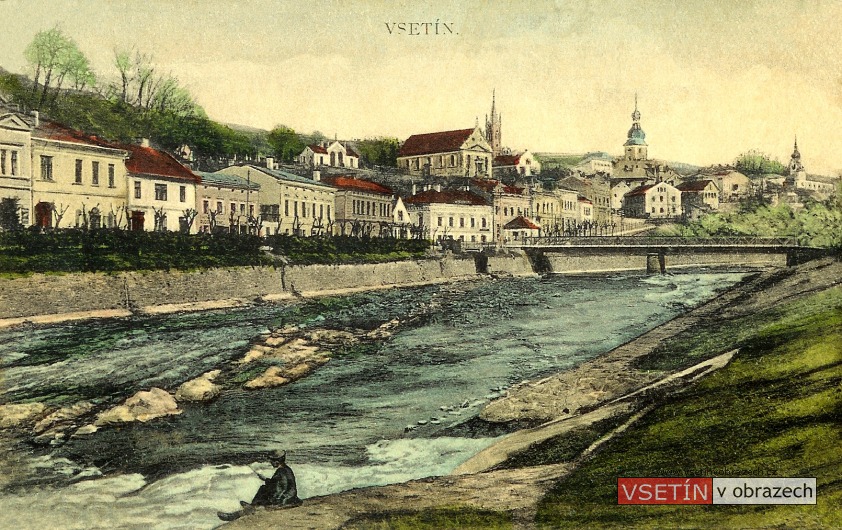 Pohled na Horní město s rybářem u Bečvy