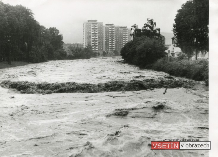 Povodeň 27. 6. 1987 - rozvodněná Bečva, v pozadí sídliště MEZ