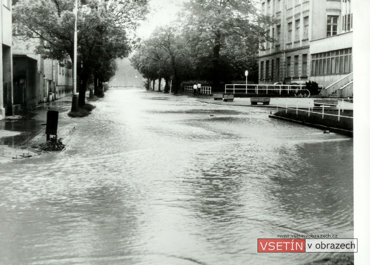 Povodeň 27. 6. 1987 - Svárov, po pravé straně Zdravotní škola