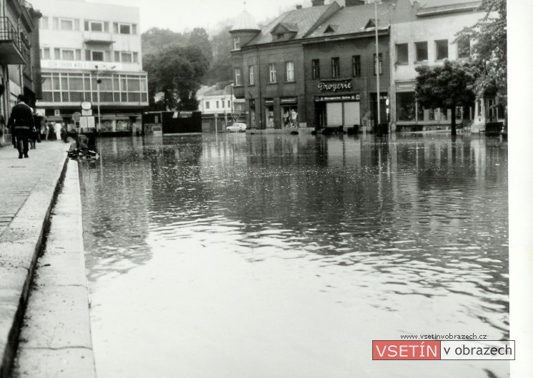 Povodeň 27. 6. 1987 - Dolní náměstí, v pozadí Spořitelna