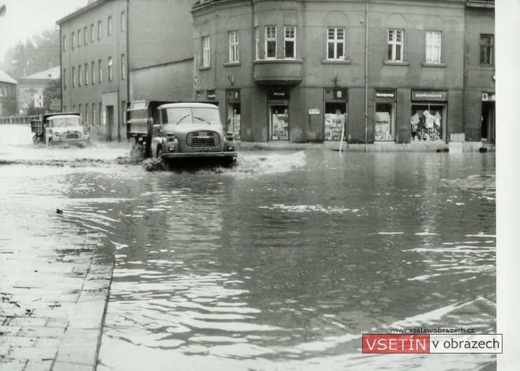Povodeň 27. 6. 1987 - Dolní náměstí, v pozadí drogérie Goldefusů