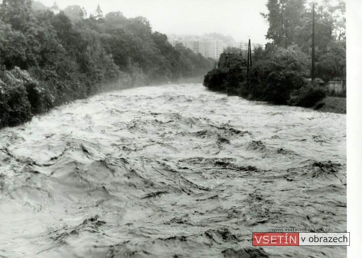 Povodeň 27. 6. 1987 - rozvodněná Bečva, v pozadí panská lávka a sídliště Sychrov